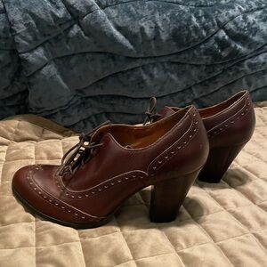 heeled oxford business shoe